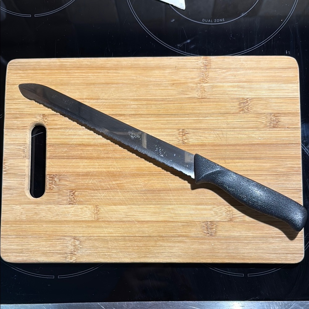 The Pampered Chef 9” Serrated Bread Knife